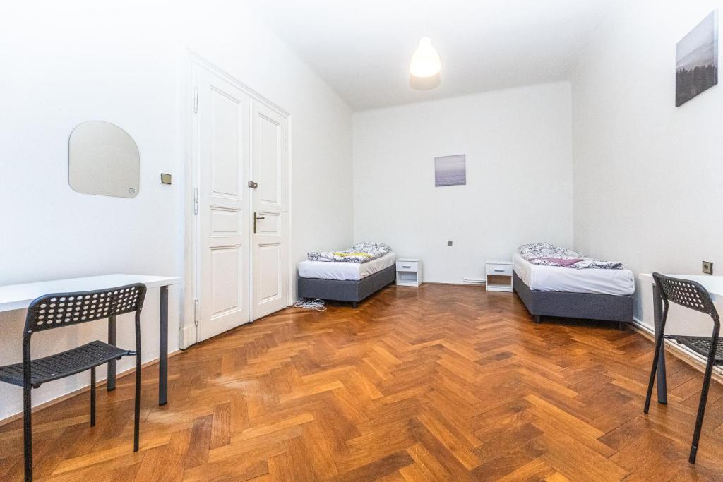 Łóżko lub łóżka w pokoju w obiekcie Legerova Apartments