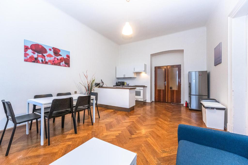 Kuchnia lub aneks kuchenny w obiekcie Legerova Apartments