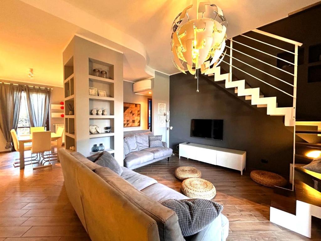 モニーガにあるCasa Magentaのソファと階段のあるリビングルーム