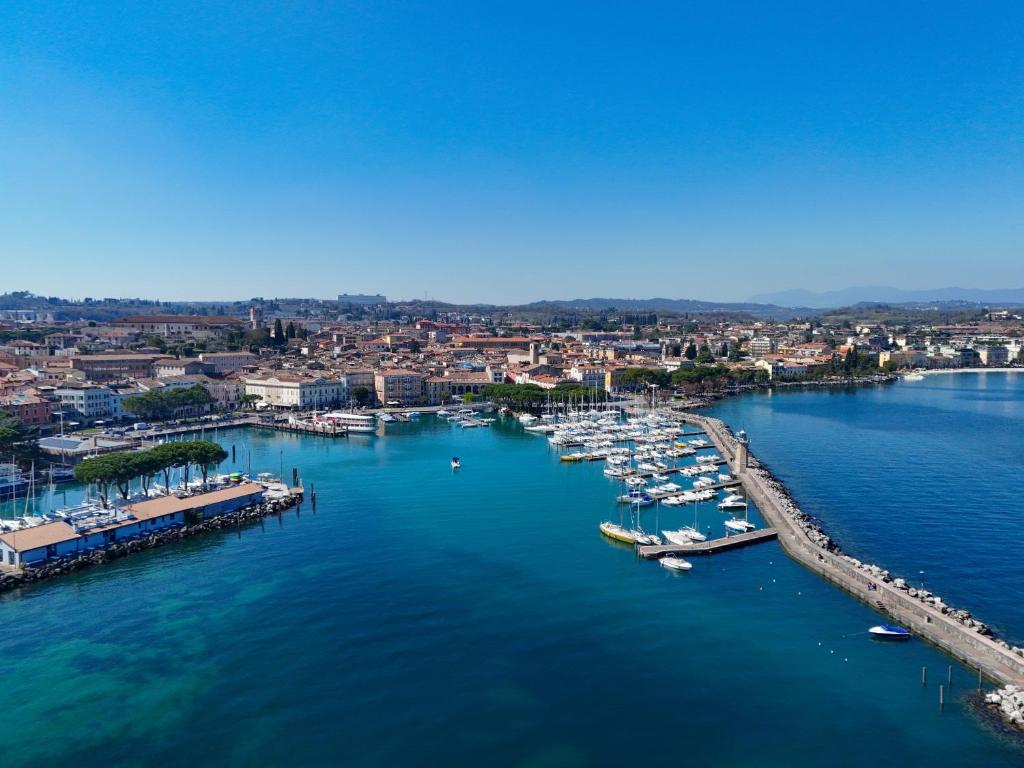 Una vista aérea de un puerto con barcos en el agua. en Marriott Cocktail Lake Front Family apartment DesenzanoLoft Official Partner Homes & Villas by Marriott Bonvoy, en Desenzano del Garda