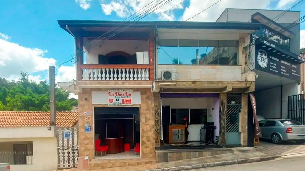 a building with a balcony on top of it at Conforto e Espaço para 12 Pessoas em Barueri in Barueri