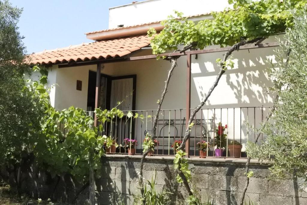 una casa con un balcone fiorito di Etna Evergreen Casa Vacanze a Piedimonte Etneo