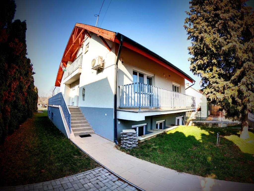 Budova, kde se aparthotel nachází