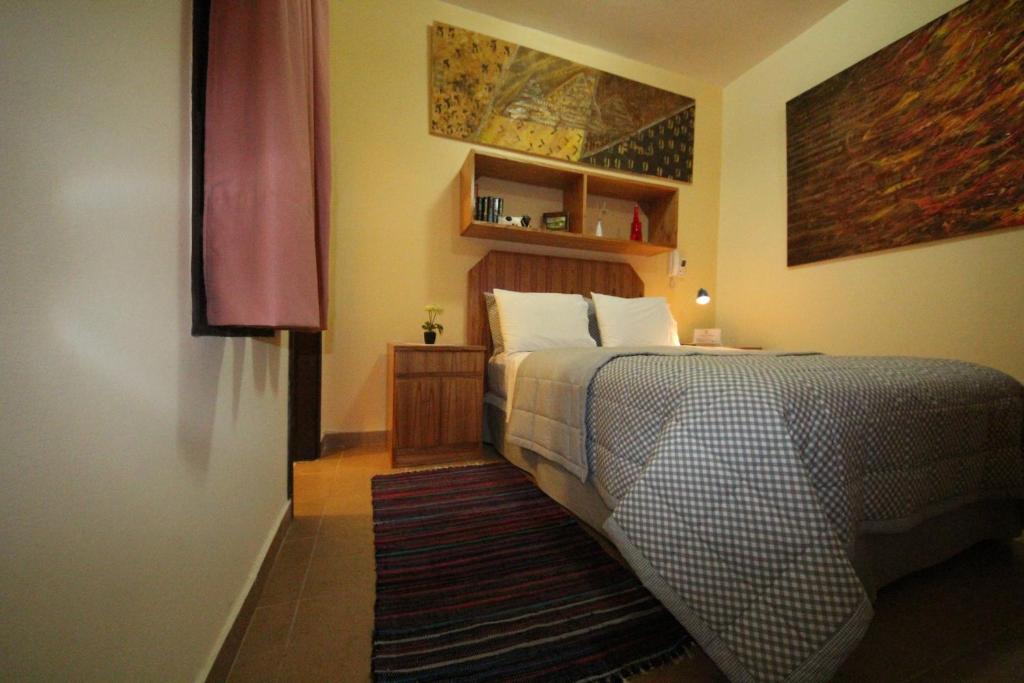 Tempat tidur dalam kamar di OKE Apart Hotel