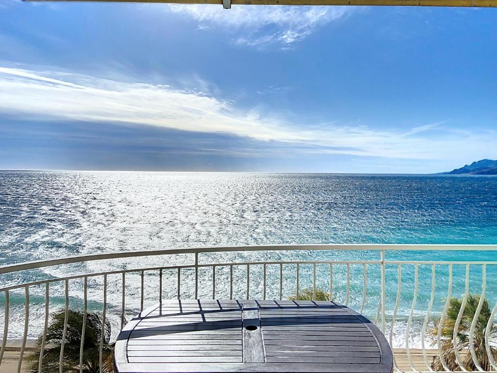 une valise assise sur le pont d'un bateau dans l'établissement Situation et vue mer exceptionnelle 62L, à Cannes