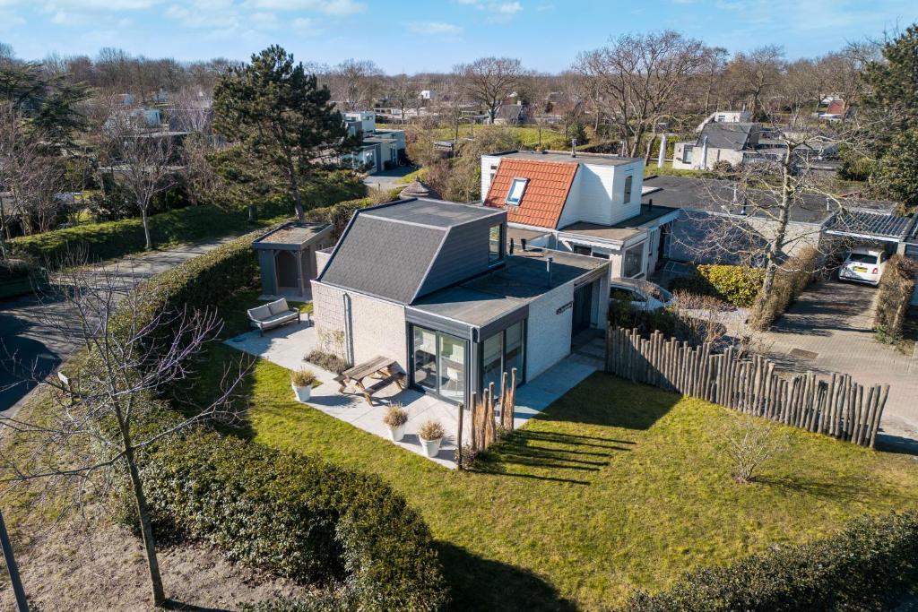 奥德多普Prunus 16 - Klepperstee Ouddorp NOT INTENDED FOR COMPANY OR WORK-RELATED STAYS的享有带围栏的房子的空中景致