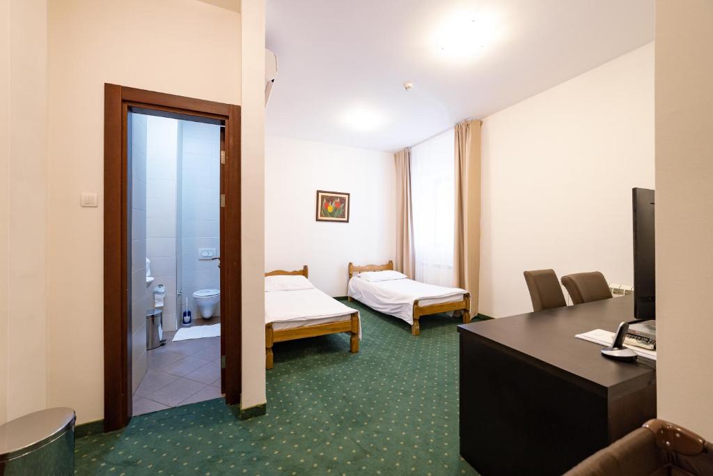 Postel nebo postele na pokoji v ubytování Kaštel Hotel