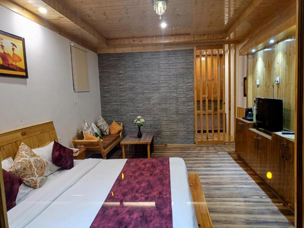TV a/nebo společenská místnost v ubytování Trimounts-A Boutique Hotel & Wellnes Center in Tirthan Valley
