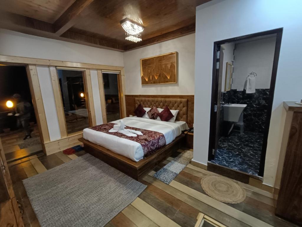 Postel nebo postele na pokoji v ubytování Trimounts-A Boutique Hotel & Wellnes Center in Tirthan Valley