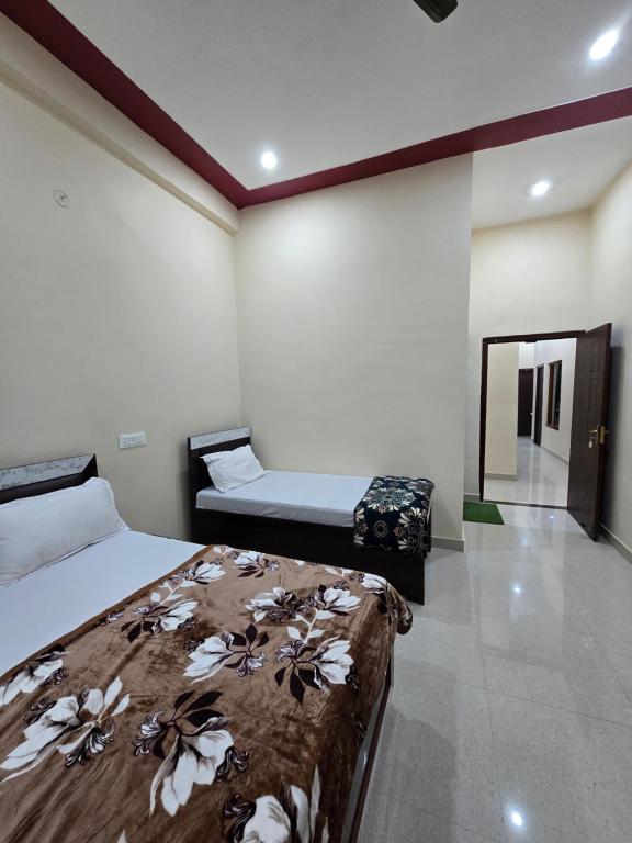 Ένα ή περισσότερα κρεβάτια σε δωμάτιο στο Hotel Siddhi Palace, Ayodhya Near Ram Mandir