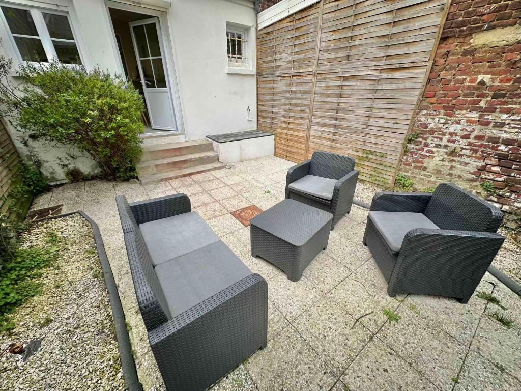- une terrasse avec 2 chaises et 2 sièges dans l'établissement Maison confortable et élégante - 2 chambres - Berck-Plage, à Berck-sur-Mer