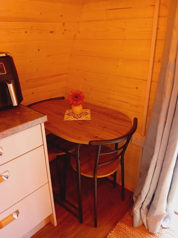 un tavolo in legno in una cabina con un tavolino di Luxury Studio Stunning Views - Milltown a Milltown