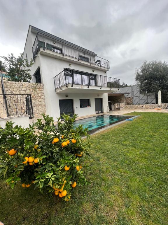 une maison avec une piscine dans la cour dans l'établissement Villa de luxe, à Sainte-Agnès