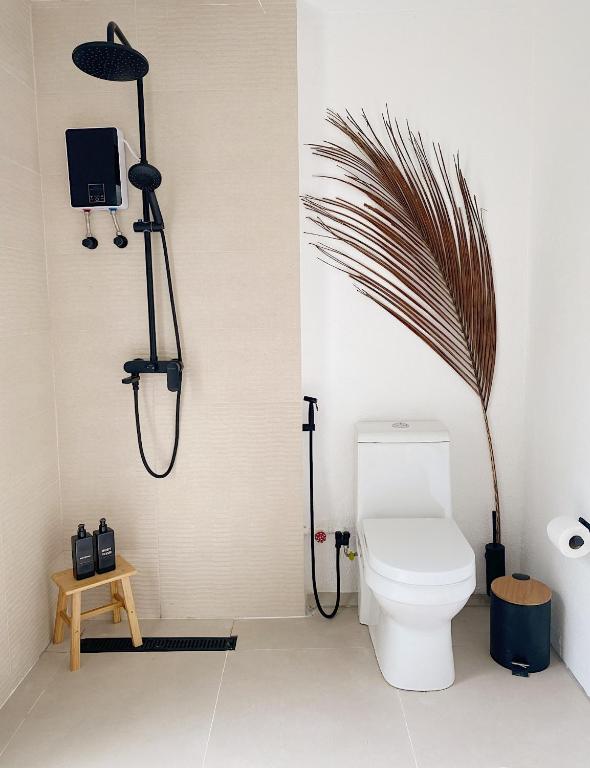 e bagno con servizi igienici e doccia. di CASA BUKO Tropical Homes El Nido a El Nido