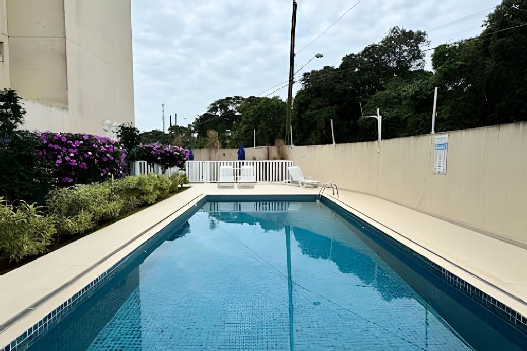 a swimming pool in front of a building at Apartamento em Bertioga - SP (2) in Ilha Monte Pascoal