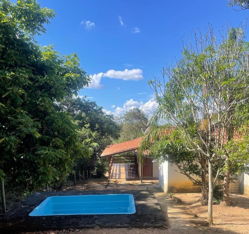 una cama elástica azul frente a una casa en Casa Madeira em Santo hilario, en Pimenta