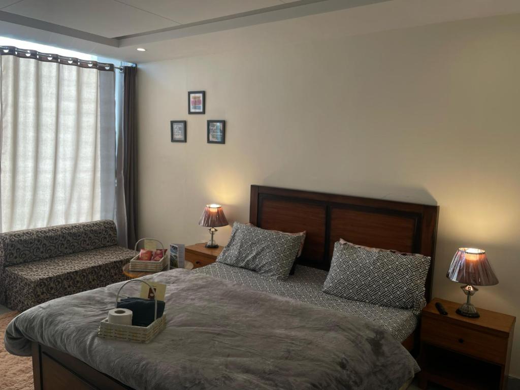 マリーにあるElegant Retreat 206 Studio Apartment with Balconyのベッドとソファと窓のある寝室
