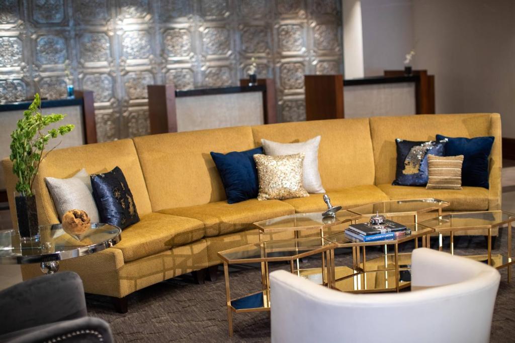 Renaissance Des Moines Savery Hotel photo