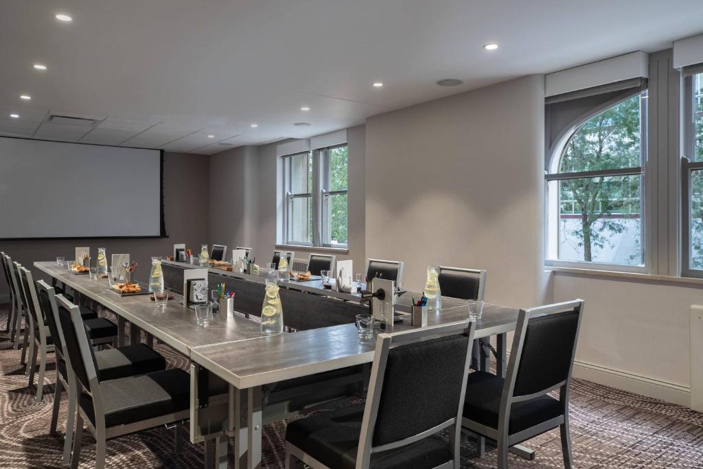 Renaissance Des Moines Savery Hotel photo
