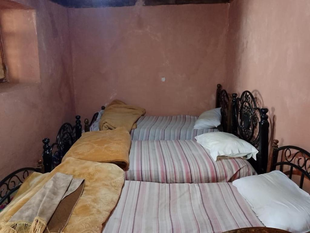 Ein Bett oder Betten in einem Zimmer der Unterkunft gite Imouzar
