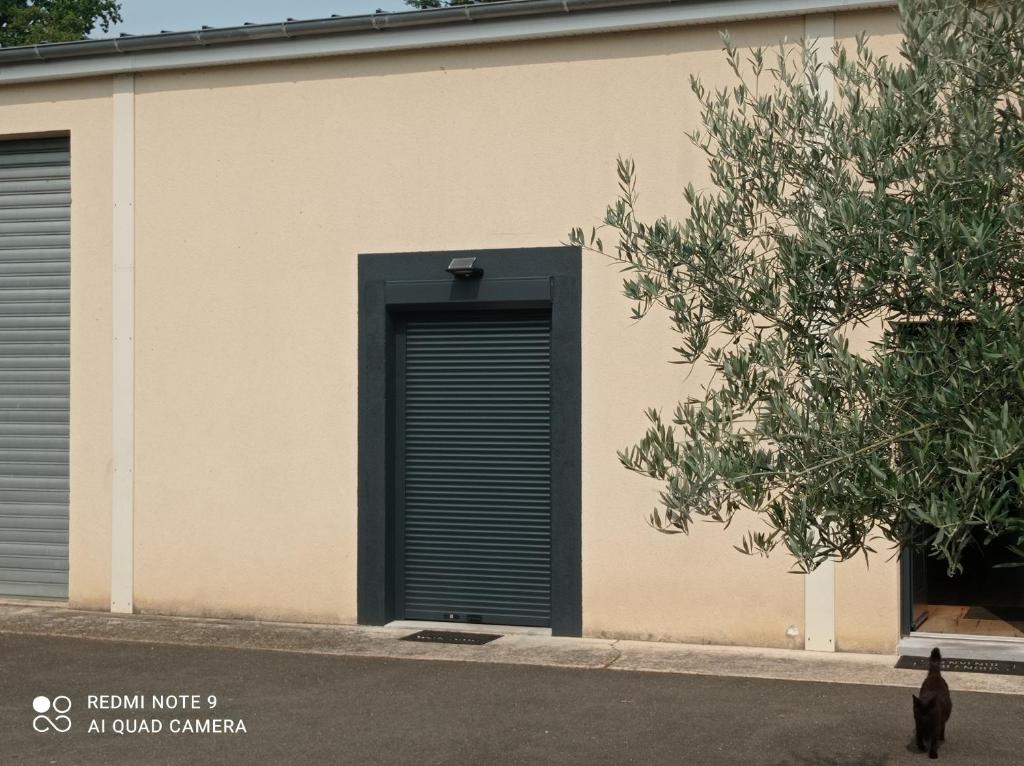 une porte noire sur le côté d'un bâtiment dans l'établissement T2 loft, à La Chapelle-Saint-Aubin