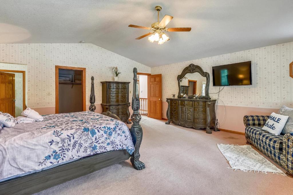 Un dormitorio con una cama y un ventilador de techo. en Minutes To Heavenly, Private Covered Hot Tub, en South Lake Tahoe