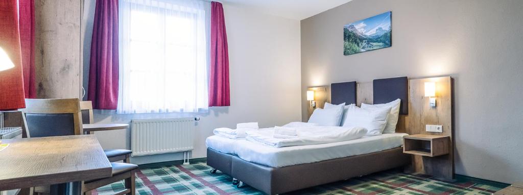 Postel nebo postele na pokoji v ubytování Gasthaus Kampenwand