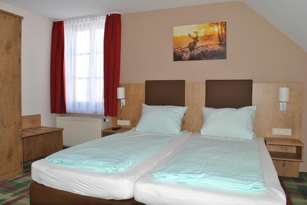 Postel nebo postele na pokoji v ubytování Gasthaus Kampenwand