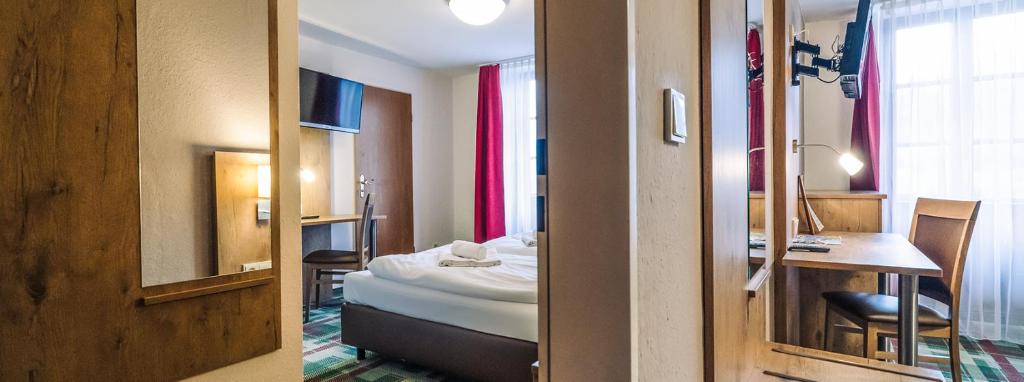 Postel nebo postele na pokoji v ubytování Gasthaus Kampenwand