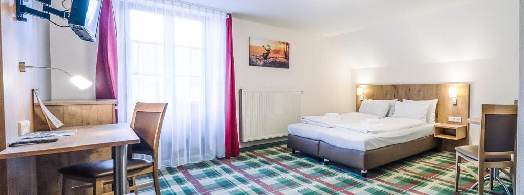 Postel nebo postele na pokoji v ubytování Gasthaus Kampenwand