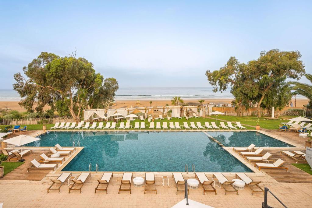 Bazén v ubytování Radisson Blu Resort Taghazout Bay Surf Village nebo v jeho okolí