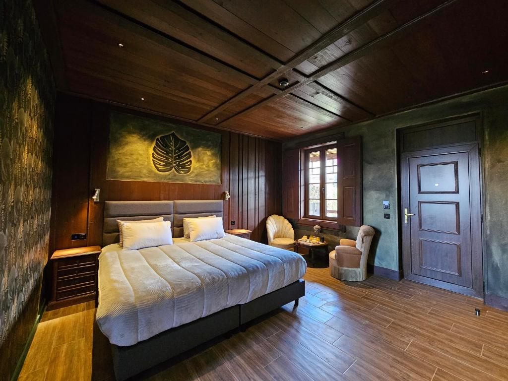 ein Schlafzimmer mit einem großen Bett und einer Tür in der Unterkunft 4-5 star Ecoresort Portobali in Jugueiros
