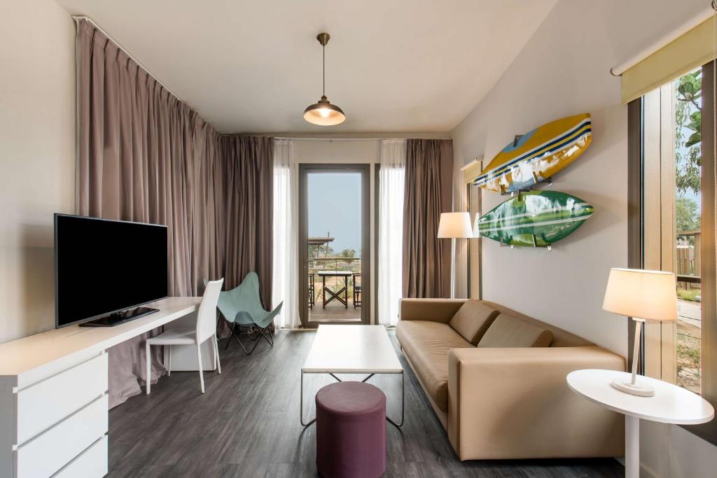 TV a/nebo společenská místnost v ubytování Radisson Blu Resort Taghazout Bay Surf Village