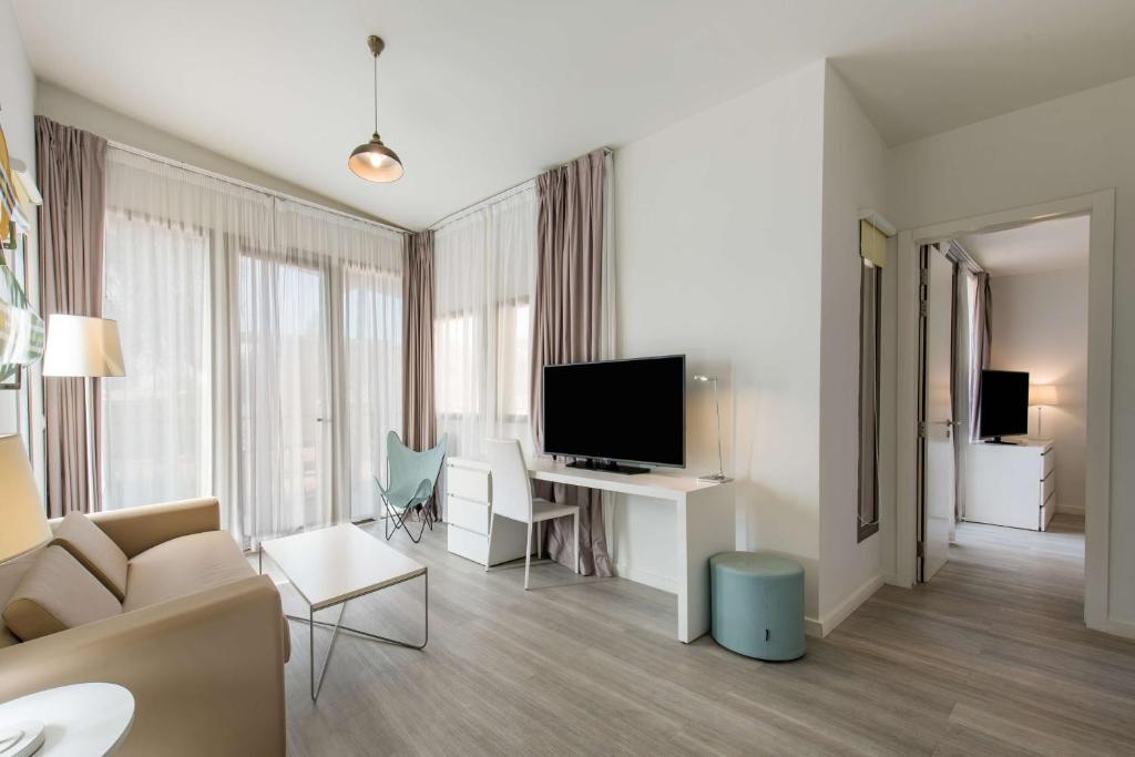TV a/nebo společenská místnost v ubytování Radisson Blu Resort Taghazout Bay Surf Village