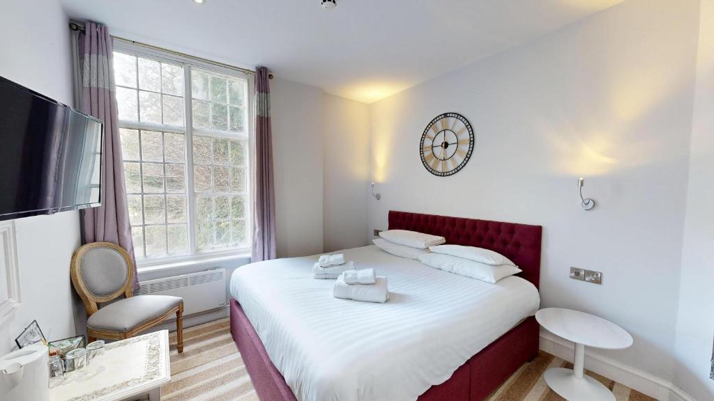 High Tor Hotel - Kamer Met Kingsize Bed En Uitzicht Op De Bergen