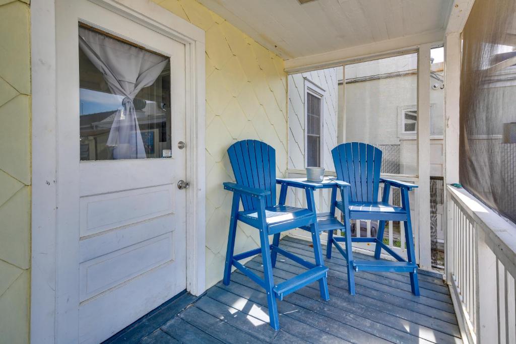 ワイルドウッドにあるWildwood Apartment Less Than Half Mi to Boardwalk!のポーチ(青い椅子2脚、テーブル1台付)