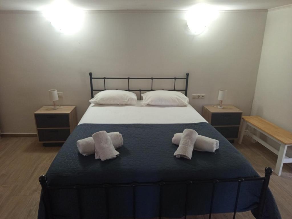 une chambre avec un lit avec deux serviettes dessus dans l'établissement Manolis Stone House, à Kalithies