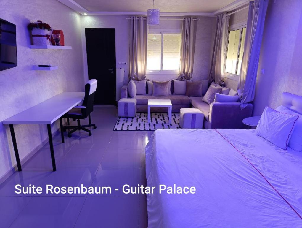 Postel nebo postele na pokoji v ubytování Chambres d'hôtes - Écohâme - Guitar Palace