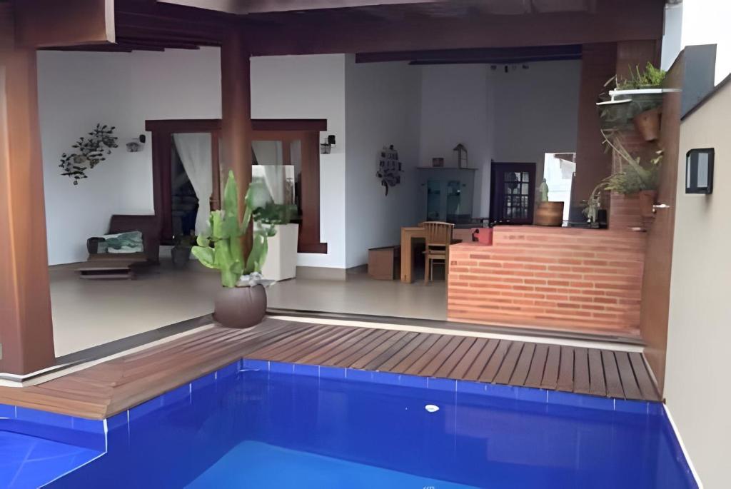 une maison avec piscine et salon dans l'établissement Casa em São Pedro da Aldeia - RJ, à São Pedro da Aldeia