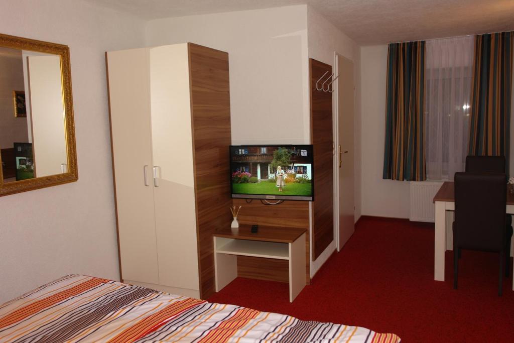 Televízia a/alebo spoločenská miestnosť v ubytovaní Hotel Garni Daniela Urich