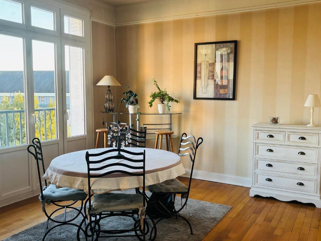 une salle à manger avec une table et des chaises dans l'établissement Grand T3 lumineux au Mans - spécial 24H, Moto GP, au Mans