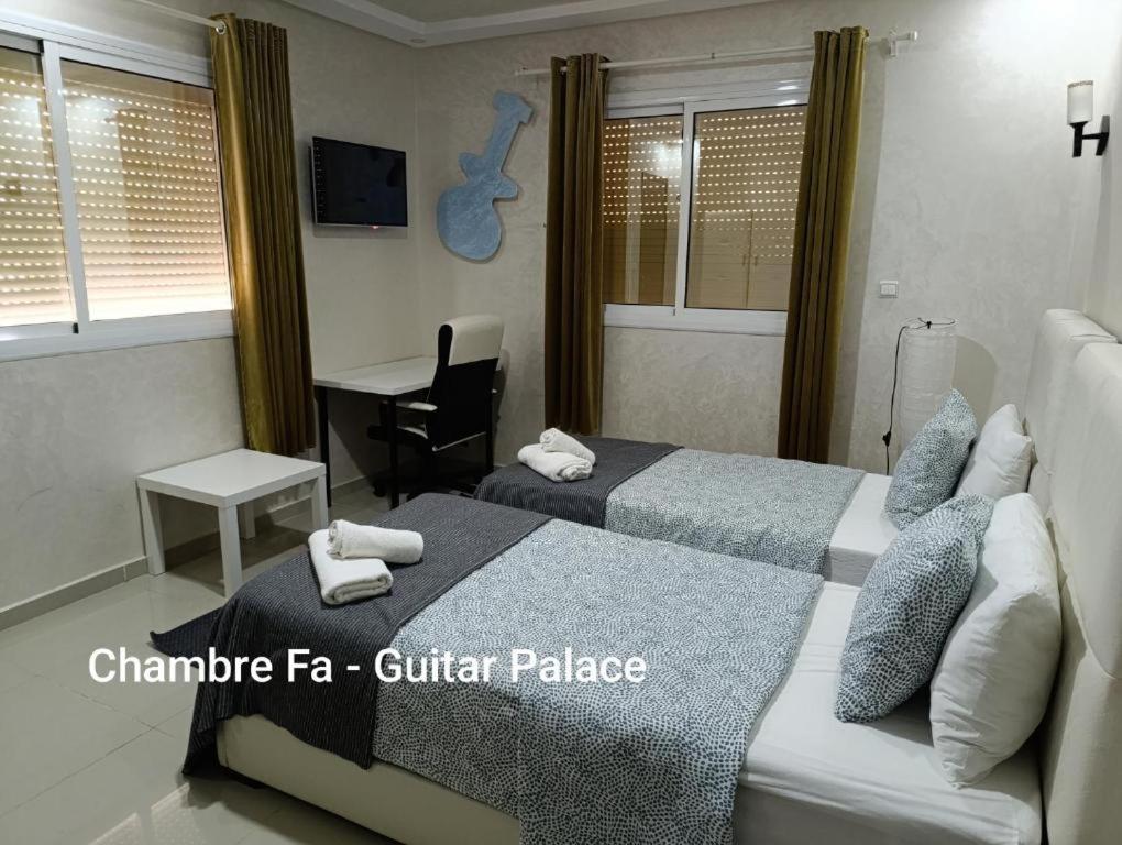 Postel nebo postele na pokoji v ubytování Chambres d'hôtes - Écohâme - Guitar Palace