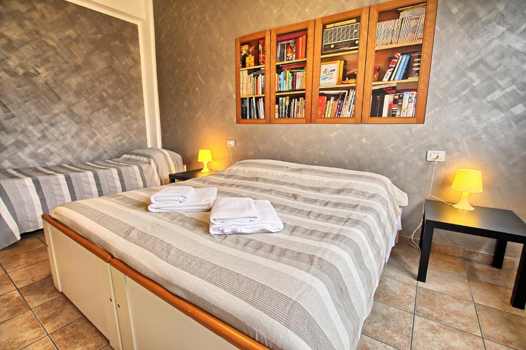 um quarto com uma cama e uma estante de livros em Appartamenti La Chiocciola Como - Lipomo em Como