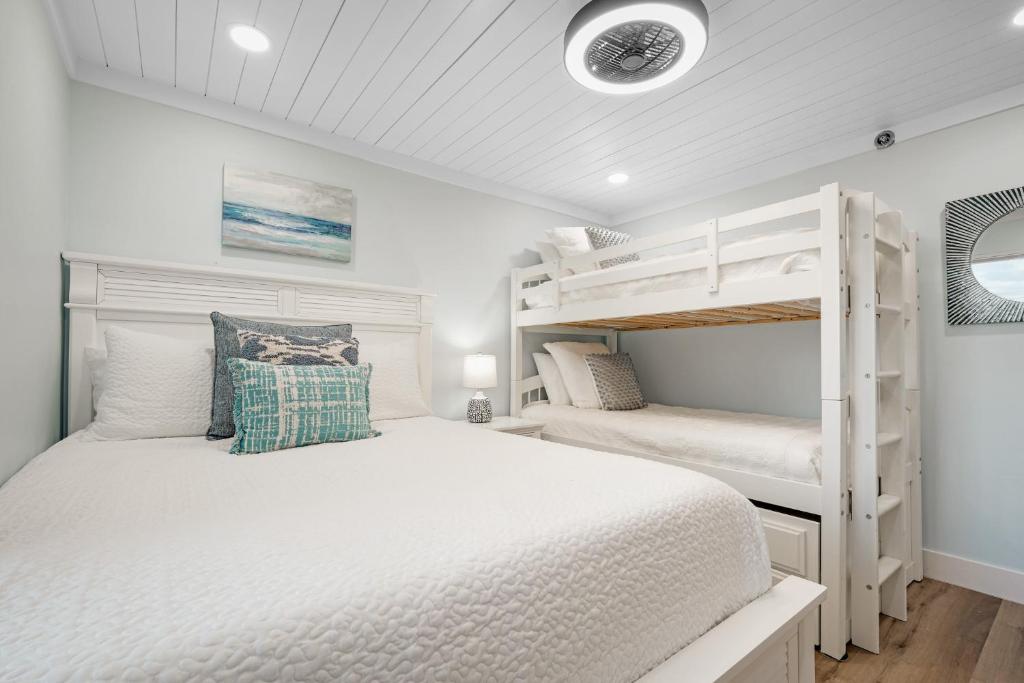 Cama ou camas em um quarto em Large balcony with direct oceanfront views and access to complex pool
