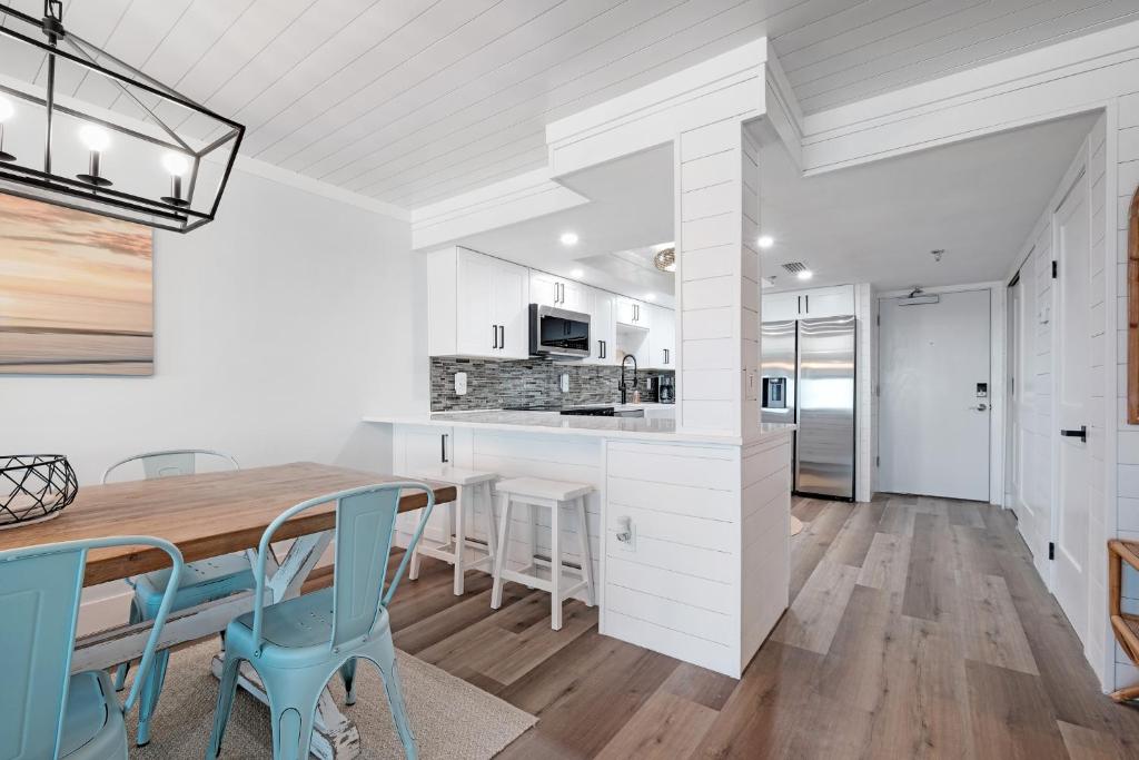 A cozinha ou cozinha compacta de Large balcony with direct oceanfront views and access to complex pool