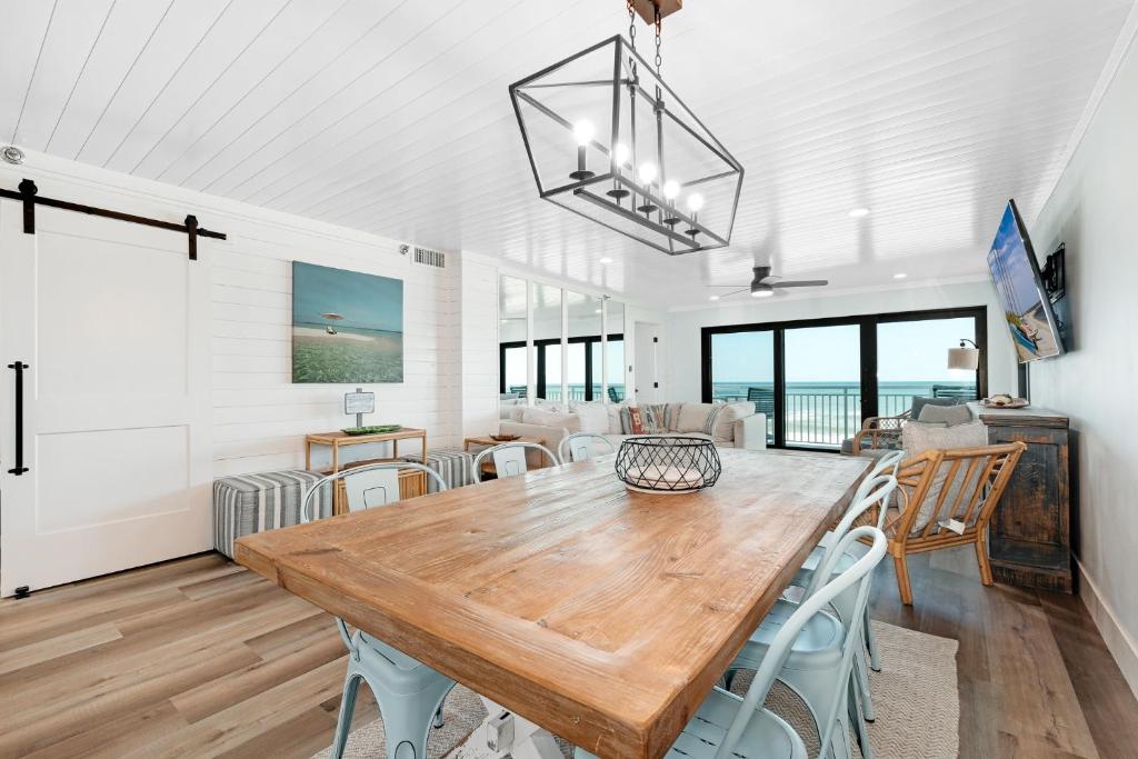 Uma TV ou centro de entretenimento em Large balcony with direct oceanfront views and access to complex pool