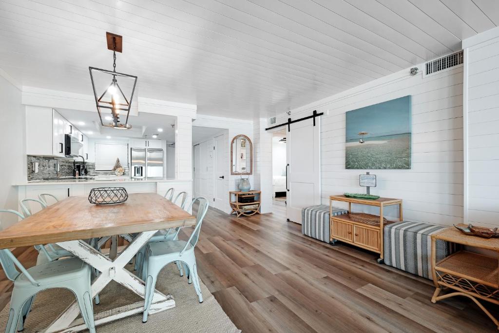 Foto da galeria de Large balcony with direct oceanfront views and access to complex pool em New Smyrna Beach