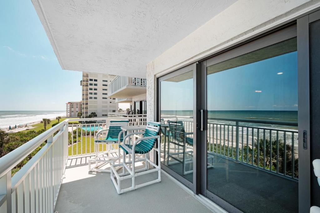 Uma varanda ou terraço em Large balcony with direct oceanfront views and access to complex pool