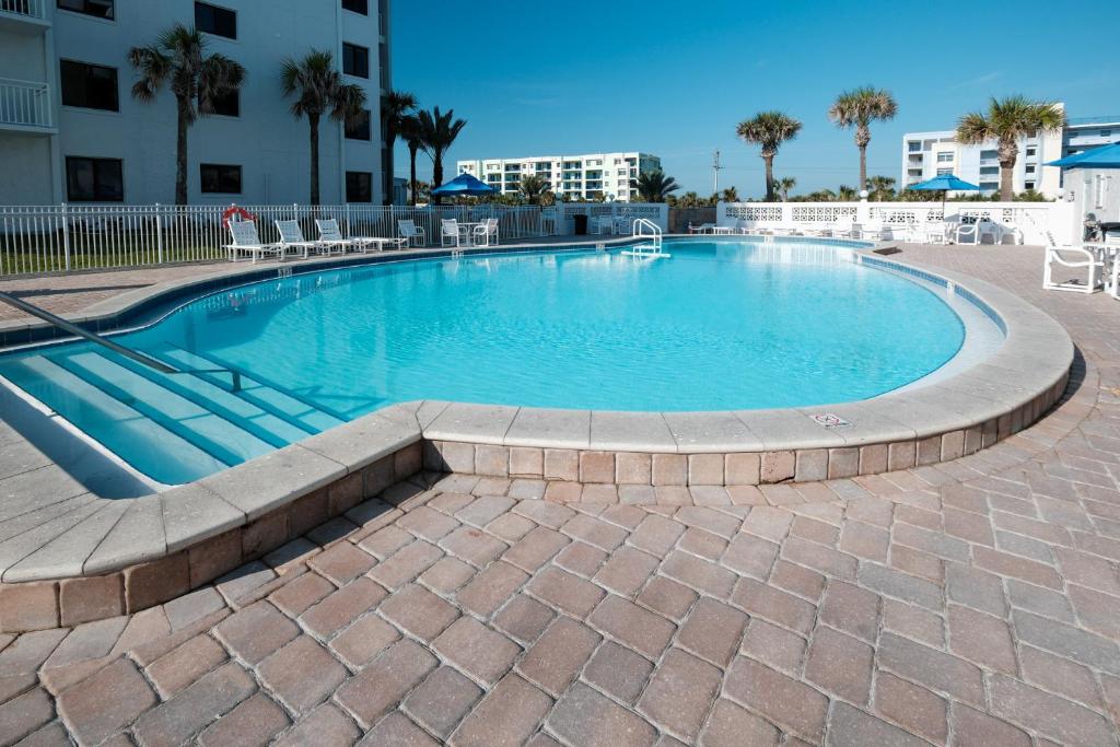 A piscina localizada em Large balcony with direct oceanfront views and access to complex pool ou nos arredores