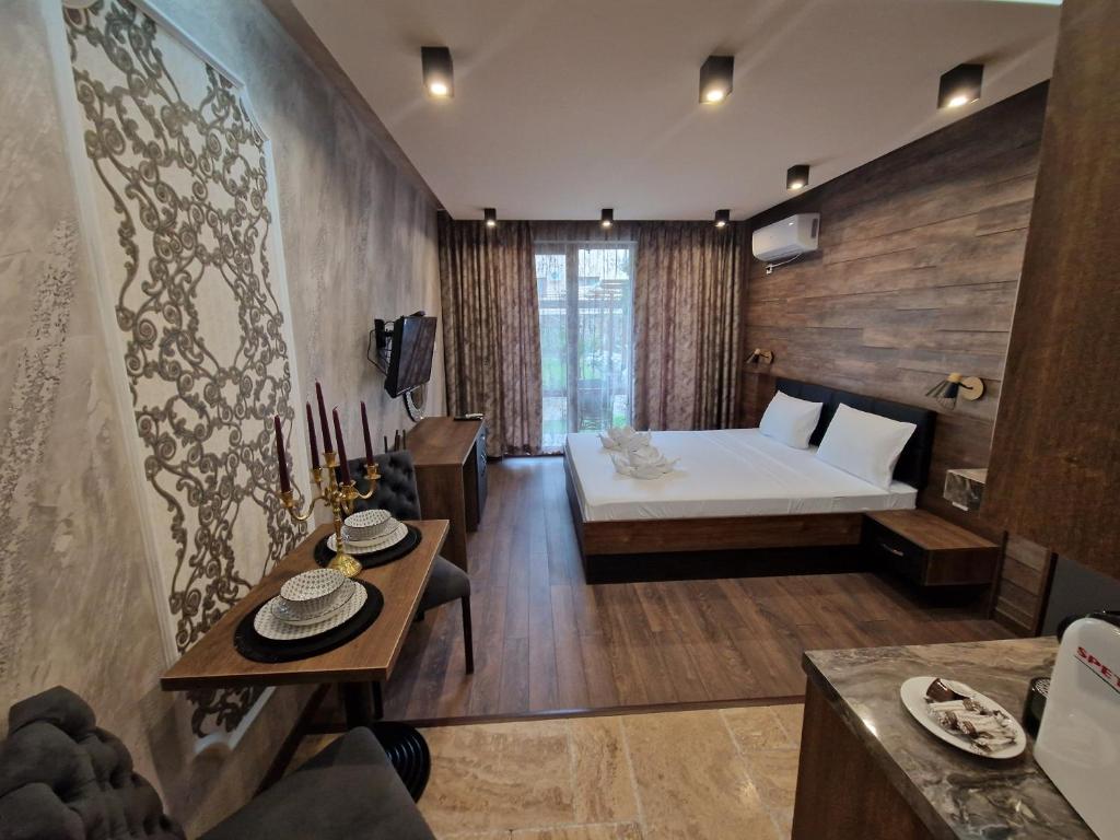 une chambre d'hôtel avec un lit et une table dans l'établissement MitProt Panorama Bay 2 luks Studio 143, à Sveti Vlas